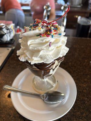 Hot fudge sundae