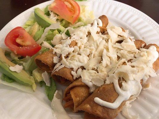 Tacos dorados con pollo