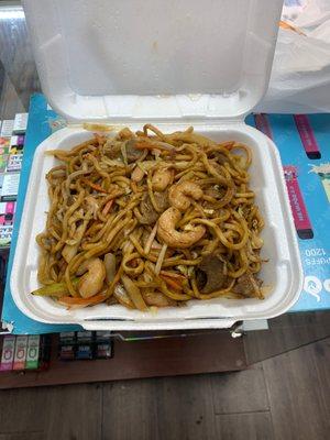 Shrimp beef and vegetables lo mein