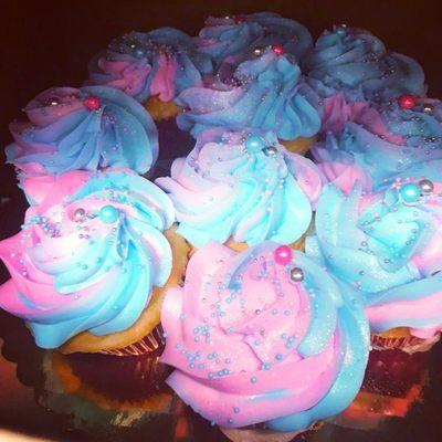 Gender-reveal party themed cupcakes