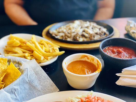 Cheese Steak Flambé & pomme frits! yum yum yum :)...