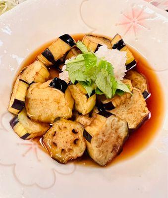 Nasu agedashi (eggplant in sauce)