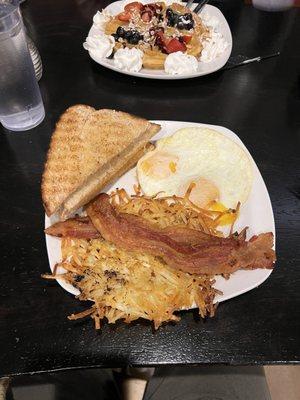 Eggs, toast, hash browns