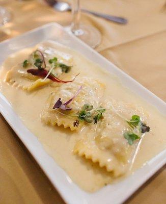 Blue Crab Ravioli in a lemon white wine cream sauce: amazing!!