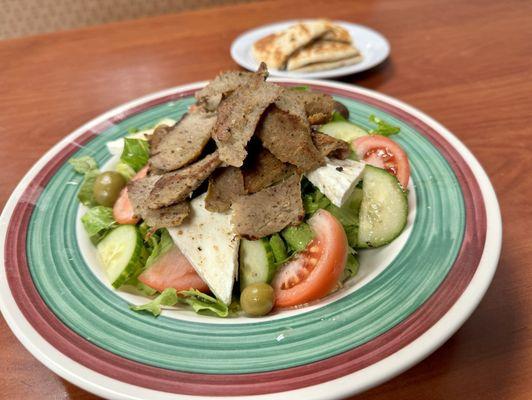 Greek salad & peta bread