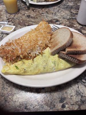 Spinach mushroom Swiss omelette with shredded potatoes & rye toast! Yummmmy!