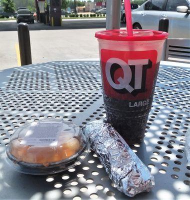 Brunch of champions! A large diet soda, mac n' cheese, and a brisket taco. Yummy!