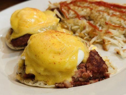 Corned beef hash benedict