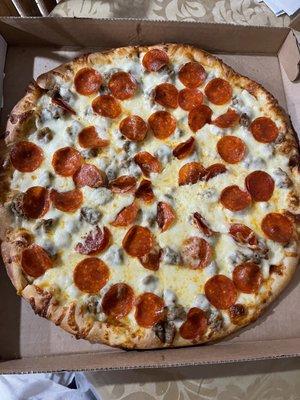 Large White Pizza w/ Pepperoni & Sausage and extra cheese! It was amazing!