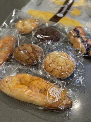 Cheese bread, coffee danish, chocolate danish, Bo Luo, Blueberry