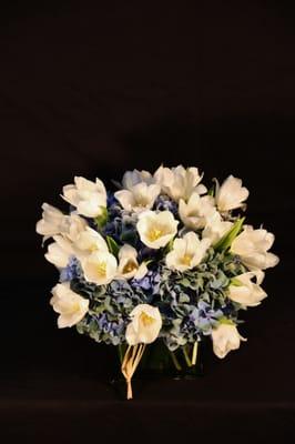 Vintage blue and green hydrangeas y white parrots tulips