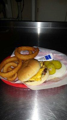 Cheeseburger and Onionrings