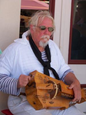 Now I know what a real hurdy gurdy looks and sounds  like!