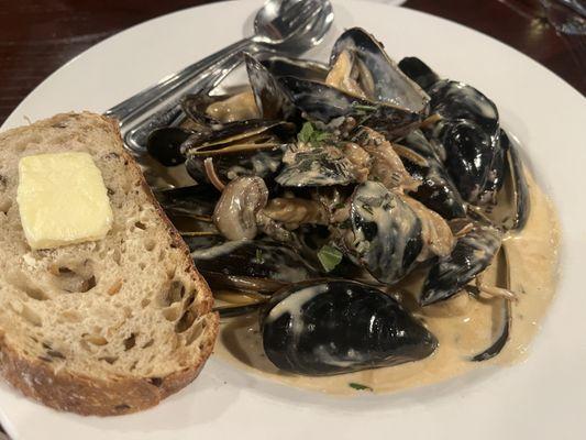 Mussels with Kennett mushrooms