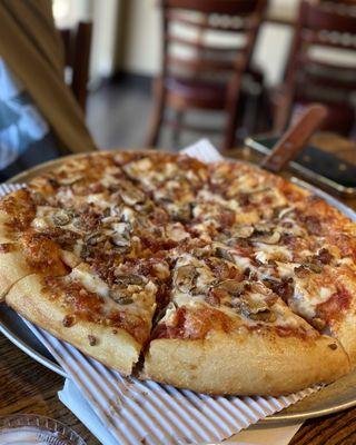 Hand tossed bacon-chicken-mushroom pizza