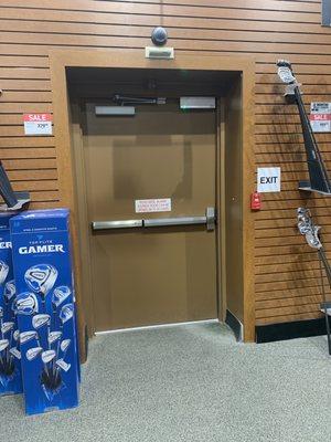 Dicks sporting goods brown exit door orlando fl 1:32 pm December 1 2023