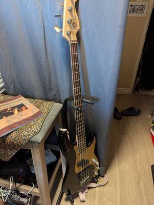 Fender P-Bass, gold and black