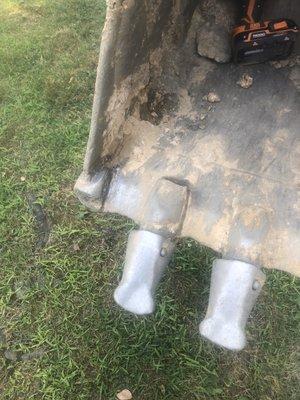 Replacing teeth shanks on a caterpillar backhoe