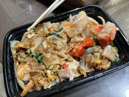 Seafood pad kee mao spice level 3