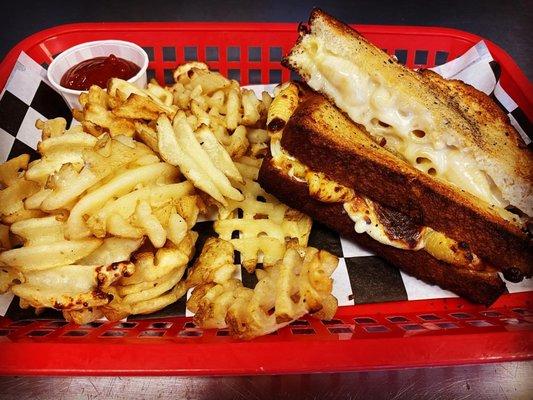 Daily Buzz serves lunch all day, including salads, burgers, hotdogs, BLTs & cheesesteaks. We are  best know for our Specialty Grilled Cheese