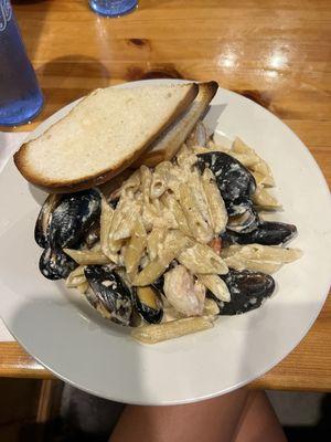 seafood medley pasta