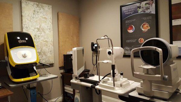 Every patient deserves a thorough eye exam. Simonis Optometry offers advanced technology to screen your eyes.