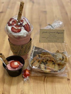 Strawberry blossom cheesecake smoothie & Garlic spinach baguette