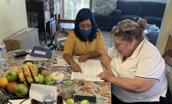 Helping a client enroll in Medicare/ayudandole a inscribirse en un plan de Medicare