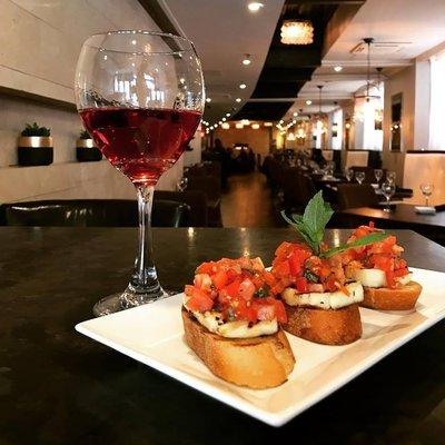 Happy hour drinks and food specials for everyone 3-7pm! 
 #mazidc #washingtondc #dcfood #happyhour #dchappyhour #winelover #bruschetta