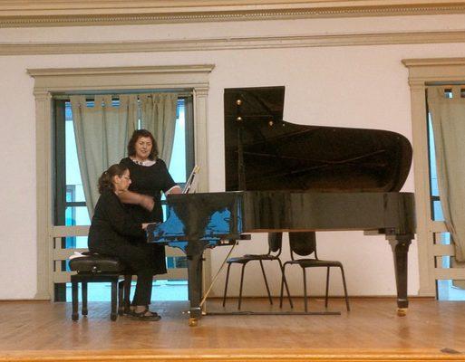 Dr. Yulia Lipmanovich teaching  student at the  Master Class  at the Curtis Hall  st  the Fine Arts Building  in Chicago IL