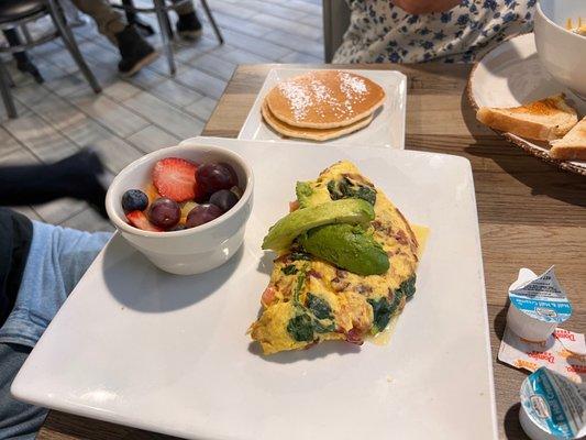 Bacado Omelet w/fruit & pancakes