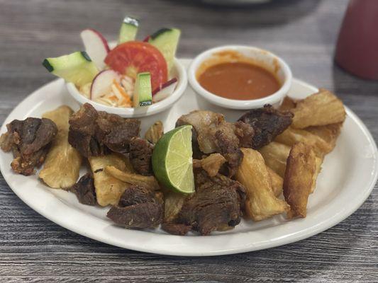 Yucca Frita con Chicharron