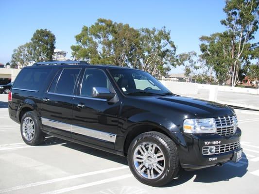 SUV Lincoln Navigator (seats 6-7 passengers)