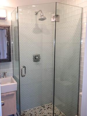 FRAMELESS SHOWER