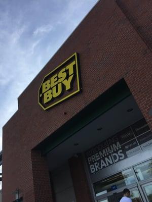 Framingham Best Buy-- Shoppers World : 1 Worcester Road / Route 9, Framingham              Storefront