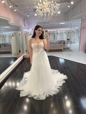 Bridal Suite Brides are the best Brides! 
This gown is giving us sparkle goddess vibes and we can't get enough. Someone come get this dress.