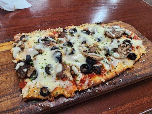 Mushroom and black olive pizza