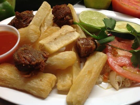 Yuca con chicharones