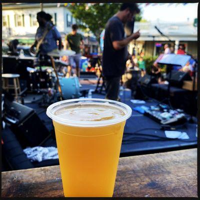 A Da Nunu IPA with an outdoor show featuring the Scofflaws