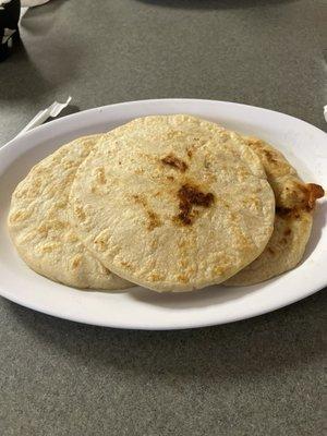 Pupusa de pollo con queso and pupusas de chicharrón con queso