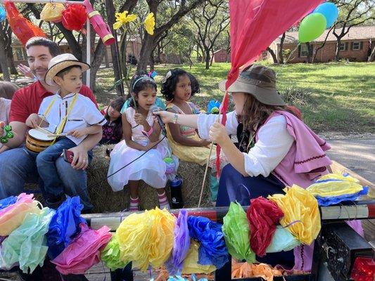 Our students singing in the Castle Hills Fiesta Parade 2023