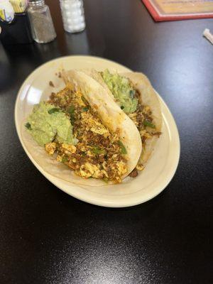 Tacos Desayuno Chorizo con Huevo y Jalepenos y Guacamole