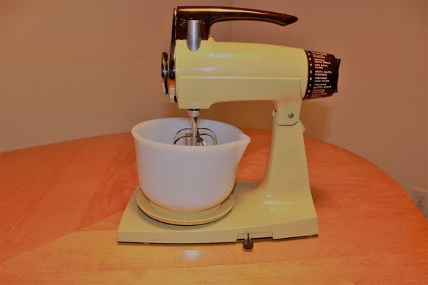 got this 12 speed Sunbeam mixer (1968-1974) for $22!