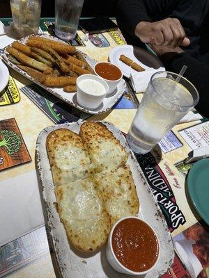 Garlic bread, fried zucchini, mozzarella sticks