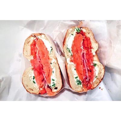 Toasted bagel w lox, tomatoes, onions, and scallion-cream cheese. Yum