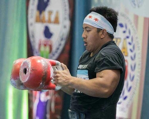 Coach Mike lifting 32kg bells at 2017 Nationals