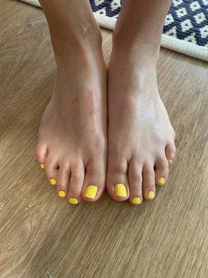 Love my yellow toes!