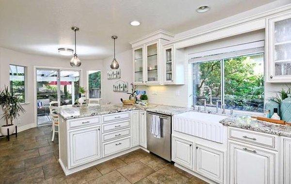 Beautiful kitchen in Clayton - Represented Buyers