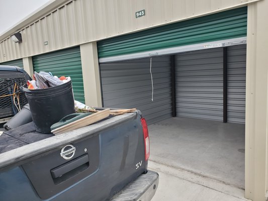 Storge units cleaned out/scrap metal /trash runs