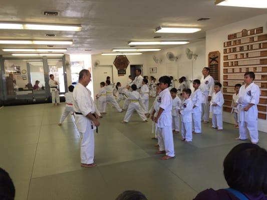 Kenneth Funakoshi teaching young learners.